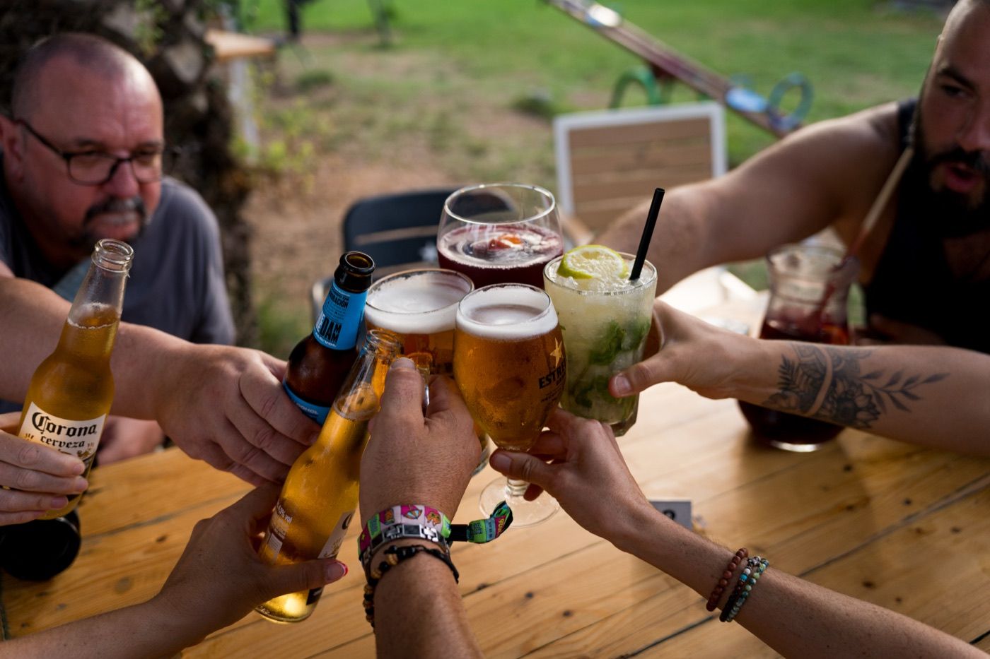 Brindis en la mesa de Cal Lliure al caer el día