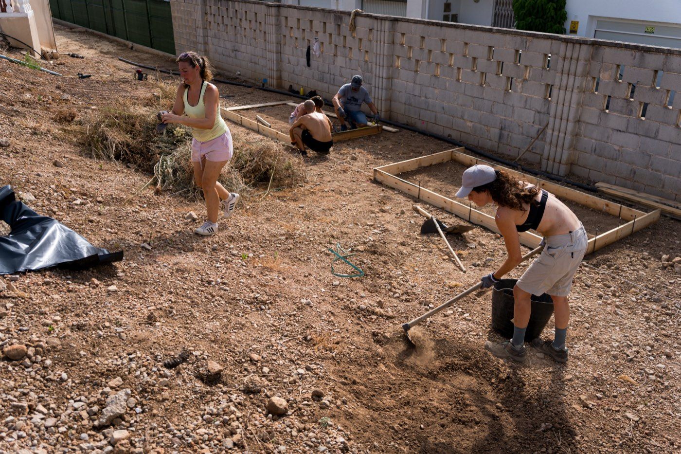Preparando el huerto de Cal Lliure entre todos